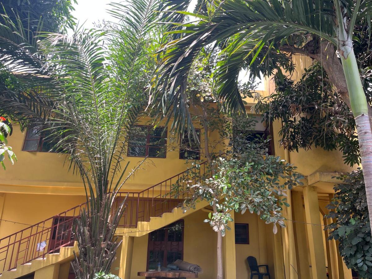 Boli Boli Guesthouse Serrekunda Extérieur photo